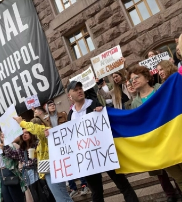 «Бруківка від куль не рятує»: в містах України пікетують проти нецільових витрат 