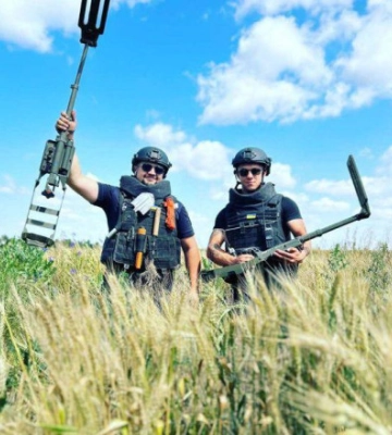Взірці самовідданості: Зеленський привітав рятувальників з професійним святом
