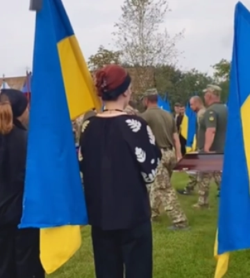 Вчитель історії, який увійшов в історію України: на Волині все село прийшло на поховання Героя Максима Бірука. Відео