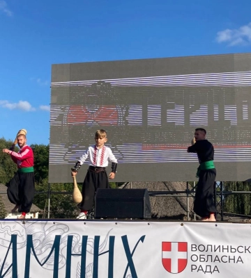 «Дух незламних»: поблизу Луцька зі зброєю та вогнем билися козаки