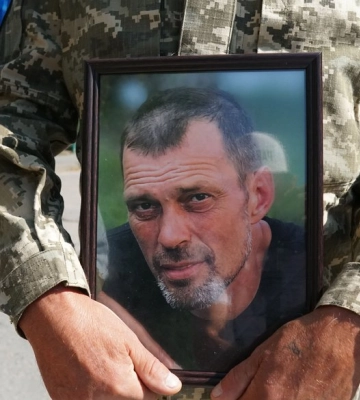 У Сумській громаді провели в останню путь військовослужбовця Юрія Комісара