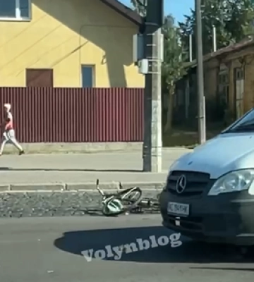У Луцьку на пішохідному переході автівка збила велосипедиста. Відео