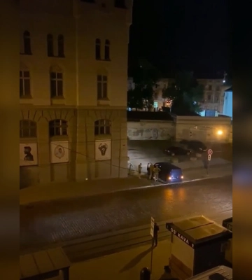 &quot;Бьют, пакуют&quot;: во Львове сотрудники ТЦК пытались жестко задержать мужчину, – соцсети (видео)