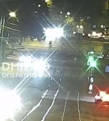 В Днепре на проспекте Хмельницкого столкнулись 3 автомобиля: одна из машин влетела в заправку