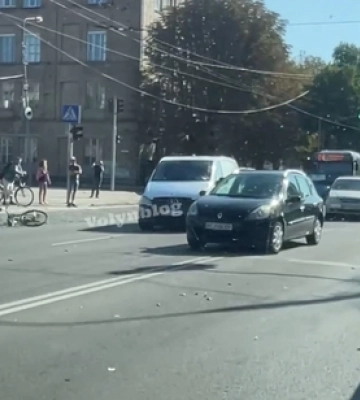 В Луцьку на пішохідному переході збили велосипедиста (відео)