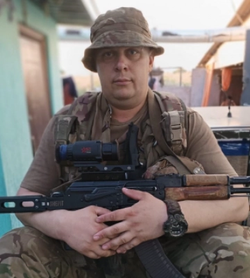 Із загиблим на війні вчителем історії з Волині Максимом Біруком прийшло прощатися усе село. Відео