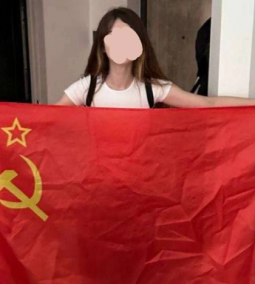 Малолітня блогерка з Луцька фотографувалася з прапором СРСР і знімала відео під російські пісні