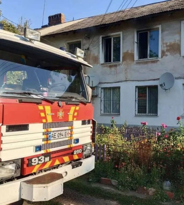 В Кривом Роге пожар охватил квартиру в двухэтажке: спасена женщина