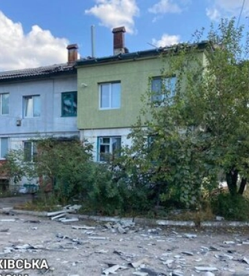 Окупанти обстріляли село Подоли на Харківщині, зафіксовано пряме влучання у багатоквартирний будинок. ФОТОрепортаж
