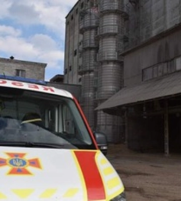 Трьох чоловіків в Чернігові засипало зерном: фото і всі деталі трагедії