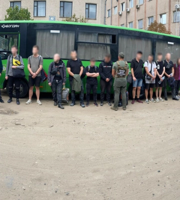 Прикордонники змусили ухилянтів послухати священника та відправили їх до військкомату