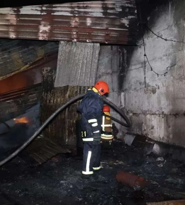 У Дніпровському районі вночі дві години гасили сильну пожежу на підприємстві: відео