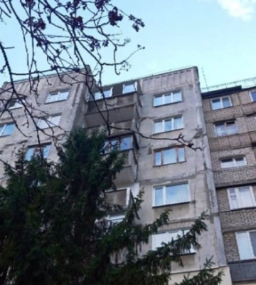 У Кременчуку літній чоловік впав з даху багатоповерхівки