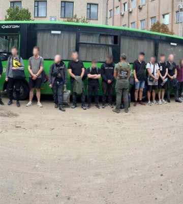 На Одещині 18 чоловіків, які хотіли виїхати з України змусили слухати священника (ВІДЕО)