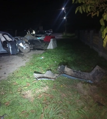 В&#039;їхала у бетонну  огорожу: водійка, її чоловік і 3-річна донька доставлені в лікарню