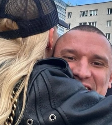 «Моя приїхала». Тарас Цимбалюк показав фото зі своєю коханою після її повернення до Києва