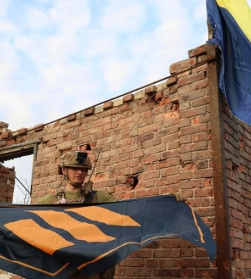 Українські військові підняли наш прапор над визволеною Андріївкою