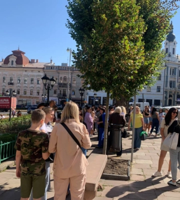 Протест під міськрадою: у Чернівцях батьки вимагають повернути звільнену директорку ліцею №7