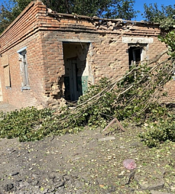 Нікопольський район знову опинився під вогнем ворога: правоохоронці оглядають місця влучань