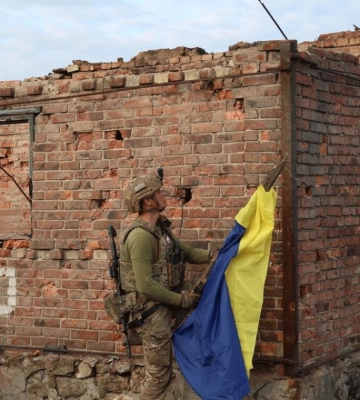 У звільненій Андріївці встановили прапор України