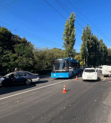 Потрійне зіткнення: у Рівному поліцейські встановлюють обставини ДТП із потерпілими (ФОТО)