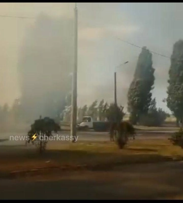 У Черкасах біля Епіцентру загорілася суха трава (ФОТО)