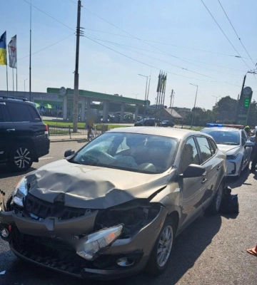 Хотів втекти з місця ДТП: у Луцьку п&#039;яний на Renault влупився у Volvo