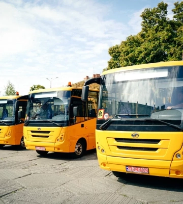 Ще три шкільні автобуси передали громадам Полтавщини