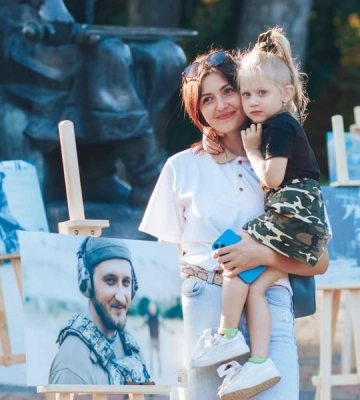 Донечка знову побачила тата: у Володимирі присвятили виставку воїнам Князівської бригади