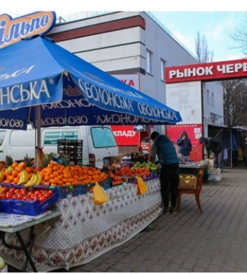 В Одесі на ринку чоловік зарізав пса. Фото 18+