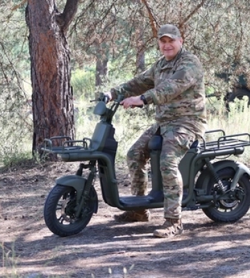 «Тренер» з волинської тероборони ганяє між позиціями на мопеді