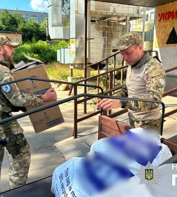 Поліцейські доставили майже тонну гумдопомоги жителям прифронтового міста на Донеччині
