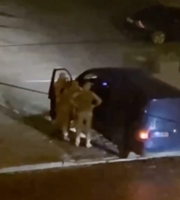 Во Львове работники ТЦК силой скрутили мужчину и пытались затолкать в авто, видео