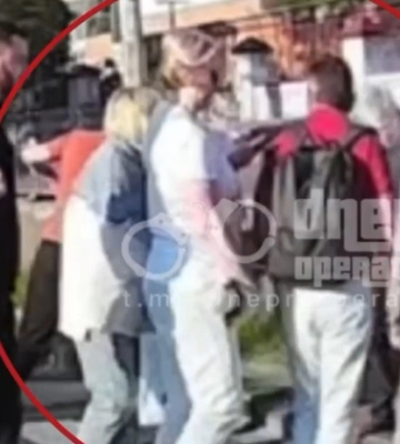 В Днепре водитель въехал в толпу прохожих, недовольных «залил» баллоном: видео