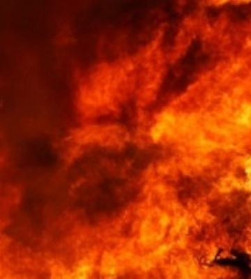 У Львові внаслідок атаки "Шахедами" спалахнула пожежа на складі: з-під завалів врятували жінку