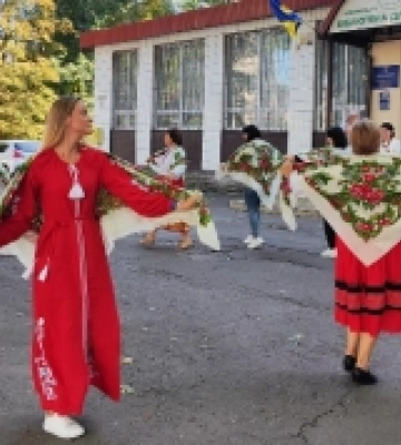 Європейський фольклорний день у Рівному: біля бібліотеки танцювали українські етнотанці. ВІДЕО