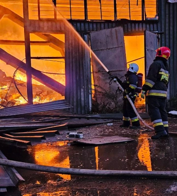125 рятувальників та понад 30 одиниць спецтехніки у Львові ліквідовують наслідки атаки шахедами (відео)