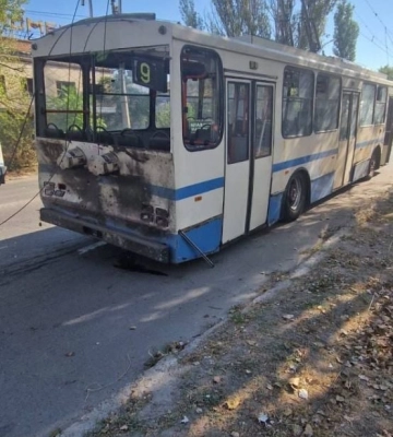 Оккупанты обстреляли Корабельный район Херсона и попали в троллейбус