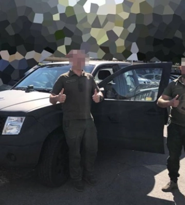 Волонтеры передали ВСУ подготовленные пикапы