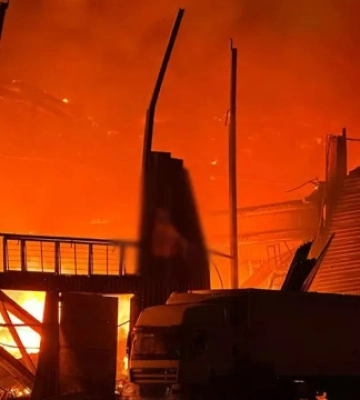 У Львові внаслідок ворожої атаки горять склади із гуманітарною допомогою