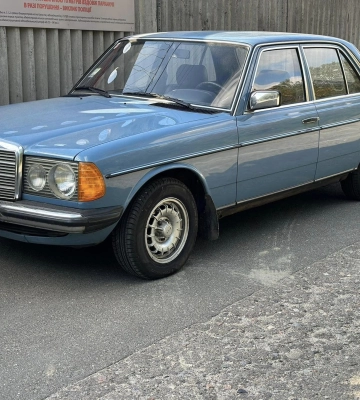 Неприметная капсула времени: в Киеве нашли 40-летний Mercedes с небольшим пробегом 