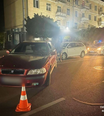 Не дотримався дистанції: в Луцьку водій на Skoda в&#039;їхав у Volvo