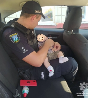 Малюк ледь не випав з рук: на вулиці у Рівному в п`яного батька забрали 7-місячне немовля