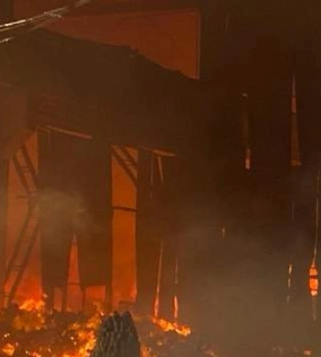 Усе вигоріло вщент: на складі у Львові було близько 300 тонн гуманітарних вантажів та транспорт