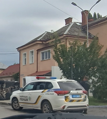 В Ужгороді легковий автомобіль зніс частину паркану й опинився на боку
