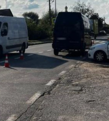 На Яворівщині бус збив 11-річну дівчину на електросамокаті