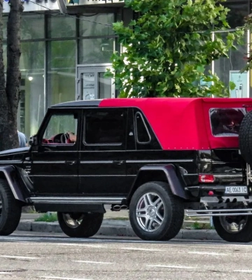 В Киеве заметили уникальный внедорожник Mercedes-Maybach G-Class 