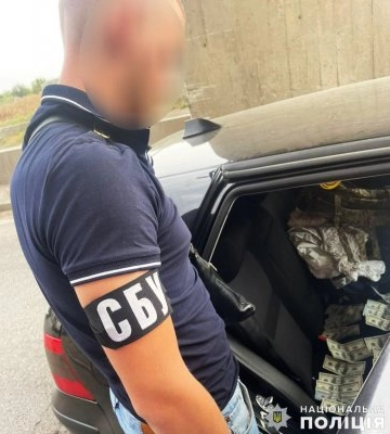 4500 доларів США за зняття із військового обліку – миколаївські поліцейські затримали посередника та керівника одного з ТЦК&amp;hellip;