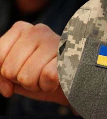 В Самборе мужчина в военной форме жестоко избивает мужчину: в ТЦК прокомментировали