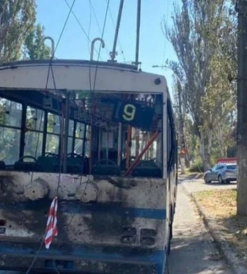 Ще одна людина загинула внаслідок російського удару по тролейбусу в Херсоні - ОВА